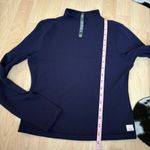 Vuori  AllTheFeels Long Sleeve Mock Neck Top Size Small In Jet Navy Blue Photo 6