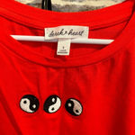 Derek Heart NWT‎  Juniors Women Baby Tee Crop Top Embroidered Red Yin & Yang SZ S Photo 1