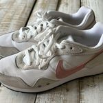 Nike  Women’s Venture Runner Sneaker white/pink glaze Size 8.5 Photo 2