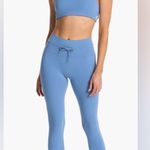 Vuori NWT  Daily Leggings Isle Blue Size M Photo 3