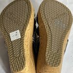 Skechers   WO 8.5 Tan and Black Slide Sandals with Geometric PatternWoven straps Photo 10