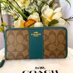 Coach NWOT Signature Leather Zip Around
Long Accordion Wallet Photo 1