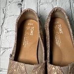 Toms  Women's Metallic Tan and Copper Gold Leaf Pattern slip on Flats size 5.5 Photo 4
