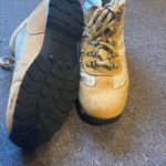 Timberland cream and tan leather hiking boots woman’s size 9.5 Photo 4