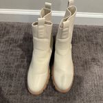 Boutique Cream winter boots Photo 2