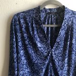 Tahari Blouse Blue & White Floral V Neck Top M EUC Business Casual Professional Photo 3