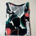 Nine West  Women S Black Emerald Floral Short Sleeve V-Neck Tee Chiccore Artcore Photo 3