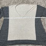 Madewell All Around Long Sleeve V-Neck Tee Top in Colorblock Grey Photo 7