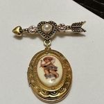 Avon Cupid Dangle Locket Brooch Pin Gold Tone Heart Arrow Rhinestone Faux Pearl Photo 0
