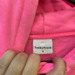 Teddy Fresh  Friendship Bracelet Spellout Cropped Hoodie – Hot Pink Small Photo 5