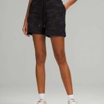 Lululemon  Scuba‎ High-Rise Short 5” size 8 Photo 3