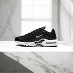 Nike Women's Black and White Air Max Sneakers FL Photo 1