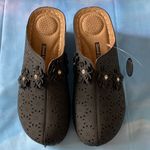 NWT GC Shoes
Women's Krista Perforated Flower Wedge
Mules Black Size 6.5 Photo 4