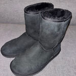 UGG  black boots, fuzzy liner, size 5 Photo 3