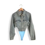 Pretty Little Thing WASHED BLUE POCKET FRONT DENIM JACKET HIGH SIDE BODYSUIT 6 PRODUCT DETAILS Nail new season trends with this bodysuit. Featuring a acid blue denim wash material with a pocket front and high sides, we're obsessed. Wear with denim jeans, high heels and dreamy accessories for a look that will earn you all the likes. Length approx 66cm/26" (Based on a sample size UK 8) Model wears size UK 8/ EU 36/ AUS 8/ US 4 Model Height - 5ft 10" Category: Denim Product type: Denim Top Color: Acid Blue Wash Material: Rigid Denim Design: Plain Sleeves: Long Occasion: Day Product code: CNB4796 Photo 4