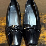 Stuart Weitzman Pointed Toe Low Heel Pumps Black Leather with Bow Accent size 8 Photo 0