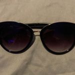 Simple Black Sunglasses Photo 0