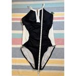 Chic BMJL Black & White One Photo 4