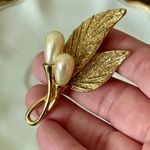 Source Unknown Vintage Gold Tone and Faux Pearl Brooch Costume Jewelry Photo 4