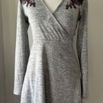 Ultra Flirt Light Gray Floral Print V-Neck Long Sleeve Knee Length Sweater Dress Photo 0