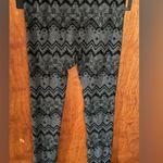 Woman’s Jaquard Fleece Lined Leggings black and gray size Large Photo 3