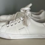 Tommy Hilfiger women's Solid White Leather Sneaker size 9 casual shoe Photo 0