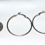 Source Unknown Vintage Silver Tone Flat Metal Everyday Casual 1.5" Hoop Boho Grunge Earrings Photo 0
