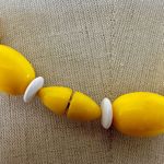Vintage 1980s Avon Sunsations Yellow & White Plastic Beaded Necklace Photo 1