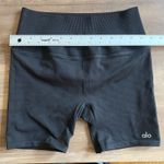 Alo Yoga 5" Seamless Ribbed Favorite Short Black Size Small EUC Photo 5
