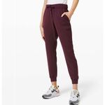 Lululemon  On the Fly Jogger *Woven
Cassis Size 4‎ Photo 9