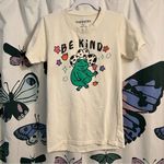 Chemistry Be kind frog tee Photo 0