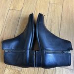 Frye Women’s Carly Zip Chelsea Black Leather Ankle Boots size 9.5 Photo 3