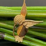 Vintage JJ Jonette Gold Tone Tigers Eye Belly Hummingbird Bird Mini Brooch 9g. Photo 0