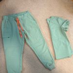 Large Zamora  Jogger Scrub Pants + Medium Catarina figs scrub top Photo 6