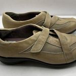 Clarks  showstopper womens 9.5 slip on straps tan leather Grandma Flat Photo 0