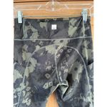 Vuori  Stride 7/8 Pocket Leggings in Oregano Green Camo Women’s size Small​ Photo 10