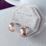 Lulus Small petal hoops in gold Photo 1