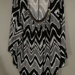 Avenue  Black And White Chevron Print Detailed Neck Bat Wing Top Size 22/24 Photo 0
