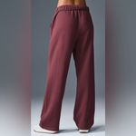 Alo Yoga NWT Accolade Straight Leg Sweatpants Burgundy Truffle Size L Photo 2