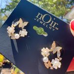 Noir stud circle white flower pearl fine paved butterfly gold tone earrings Photo 1