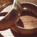 Vintage 90s single gold Crome stripe bangle Photo 6