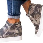 Soda  brand camouflage design side zip sneakers. New! Photo 1