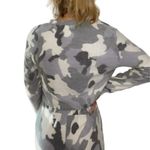 Black Bead  Camouflage Cropped Long Sleeve Top Gray Size Large NWT Photo 1
