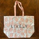 Lively Beach Tote White Photo 0