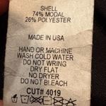 “Mi Ami" V Photo 9