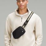 Lululemon  Everywhere Belt Bag 1L *Wordmark
Colour Black/Gold/White Opal Photo 4