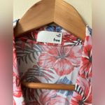 Wilfred  Free Aritzia Collared Hibiscus Floral Button Size XS 
Cropped Boxy Fit Photo 6