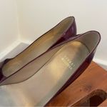 Stuart Weitzman Burgundy Red Patent Leather Bow Heel Feminine 7.5 Peep Toe Photo 3