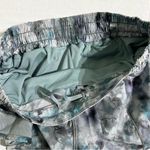 Lululemon  Hotty Hot Low Rise Short 2.5" Kaleidofloral Multi / Blue Cast W7ATHR Photo 4