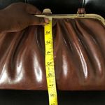 1970s Brown vintage leather ruched pleated shoulder hand bag purse gold tone hardware. Photo 5